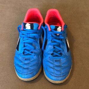 Nike Gato Indoor Soccer Shoes - Size 9.5